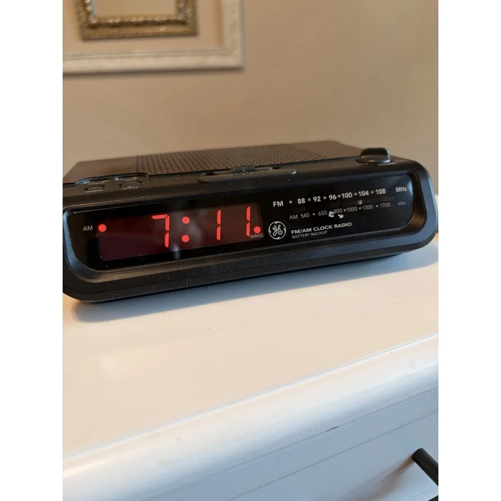VTG General Electric GE Alarm Clock AM/FM Radio Wood Grain Retro WORKS